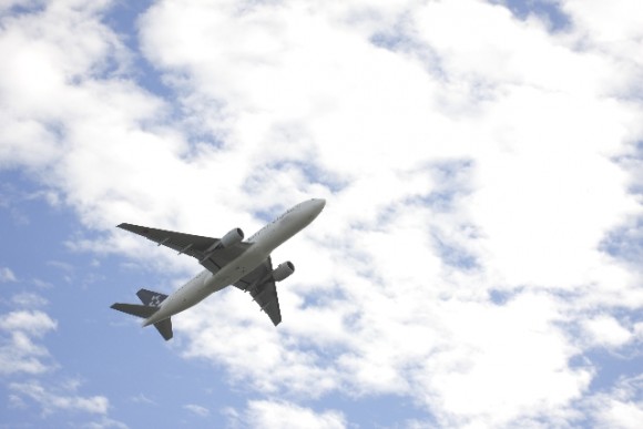 空を飛ぶ飛行機