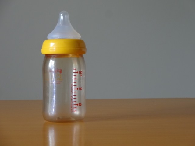 赤ちゃんのミルクの飲み過ぎ 下痢 寝ない場合 サインや対処法は くらしの豆知識