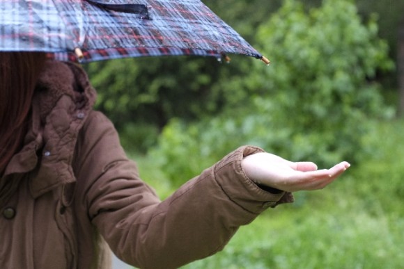 雨傘をさす女性