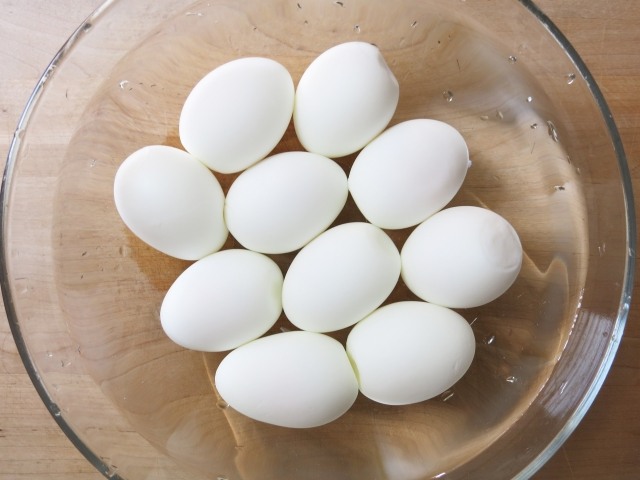 ゆで卵の殻の綺麗な剥き方 タッパーやコップを使う 息を吹きかける くらしの豆知識
