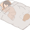 湯たんぽの布団で寝る女性